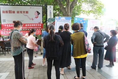 黨員教師進社區(qū) 服務群眾顯擔當——記成都市鹽道街小學得勝分校“千名黨員教師進社區(qū)”教育咨詢服務活動